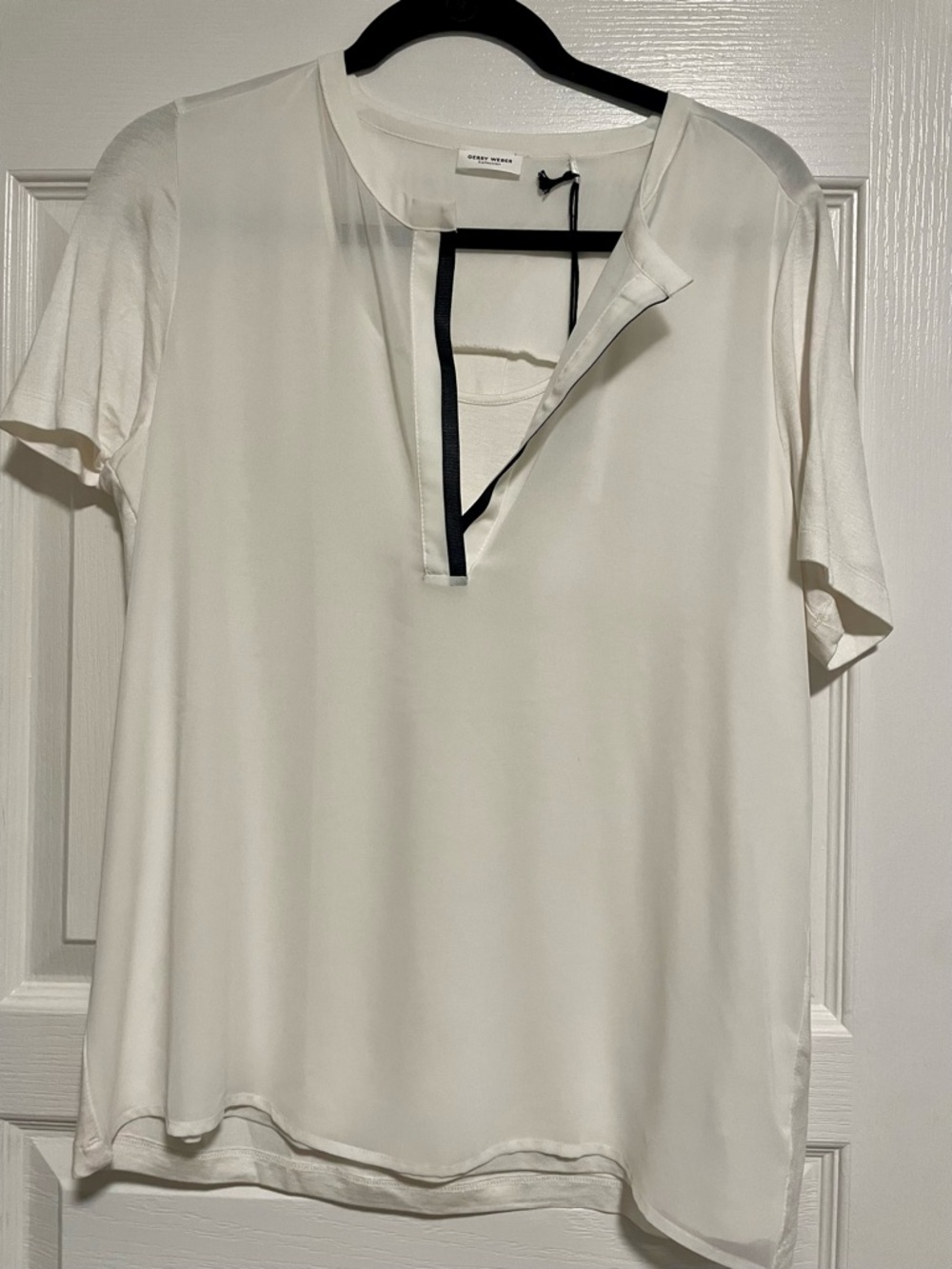 Gerry Weber Women’s Cream Short-Sleeve Split-Neck Blouse with Black Trim